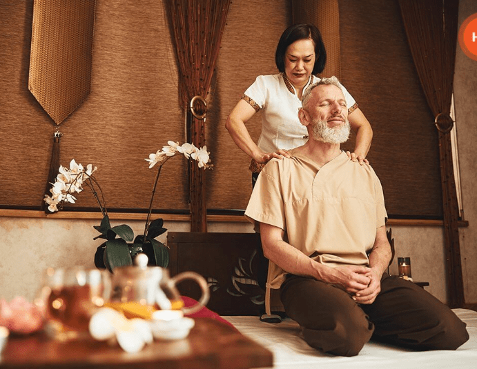 Kobieta masująca mężczyznę podczas masażu tajskiego