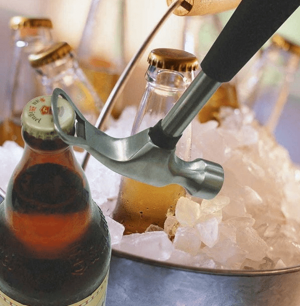 Śmieszny prezent dla budowlańca - młotek z otwieraczem do piwa otwierający butelkę znajdującą się w wiadrze z lodem