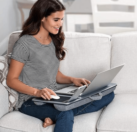 kobieta trzymająca laptopa na podstawce pod laptopa